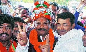 Raghubar Das, first non-tribal, becomes Jharkhand CM