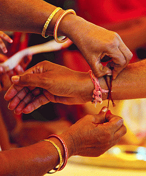 Rakhi rush ties road, Delhi Metro traffic in knots
