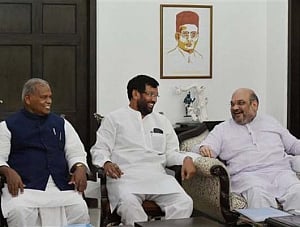 lJP MP quits from post; two BJP MlAs meet Nitish