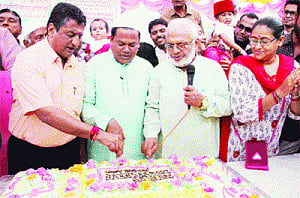 Rosaiah praises Modi's 'dynamic' leadership
