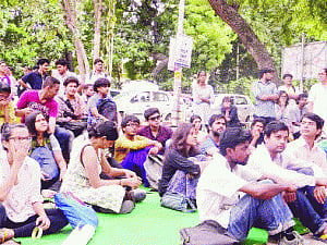 Agitating students to hold 'footpath' classes