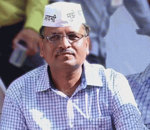 Delhi health minister visits hospitals to check dengue arrangements