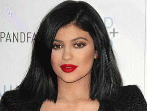 Kylie 'faints' on red carpet without Kendall