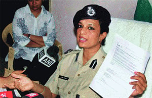 Gurgaon top cops  wash dirty linen in  full media glare