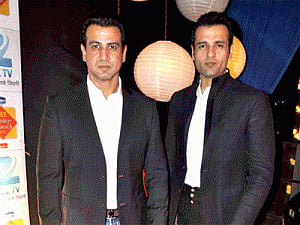 Rohit Roy pens script for brother Ronit