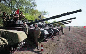 Pro-Moscow separatists say begin tank withdrawal in Ukraine