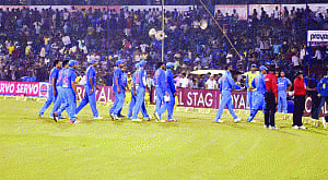 Dhoni downplays crowd trouble