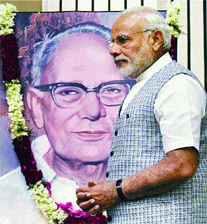 Modi hails JP, recalls Emergency-hit India