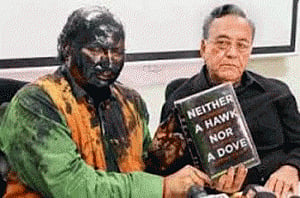 Pakistani daily rues Shiv Sena's intolerance