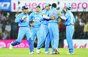 Vintage Dhoni comes to India's aid