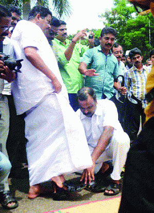 Kerala Speaker in trouble after driver removes his footwear