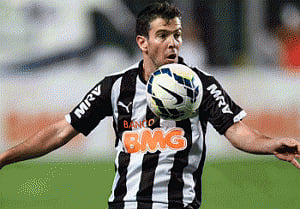 Argentine striker Pratto considers Brazil nationality switch