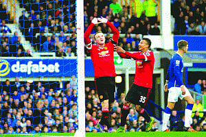 United bounce back in style