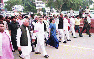 Sonia leads 'intolerance' march to Prez