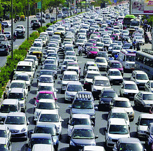 Govt mulls congestion fee on cars for clear air