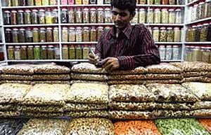 Retail inflation rises to 5% in Oct on dearer food items