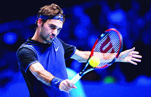 Federer wins Nishikori battle, stays unbeaten