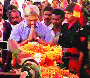 Thousands bid emotional adieu to martyred Col