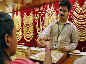 Gold hangs on to gains, adds Rs 120 on global cues
