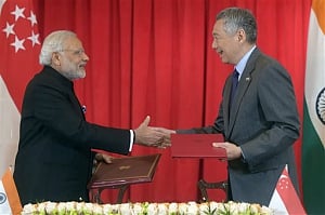 Modi meets Singapore PM, Prez; pacts inked on defence ties