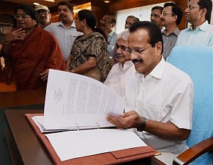 SC quashes order rejecting sanction to Gowda's building