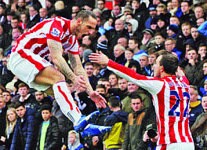 Man City outclassed by Stoke, United draw again