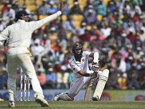Amla dismissed but SA reach 94/3 at lunch on Day 5