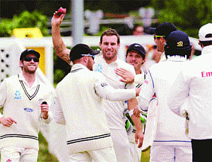 Kiwis enjoy 122-run win as Sri lanka fold