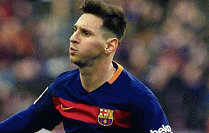 Argentine fans insult and spit at Messi