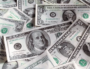 US dollar falls amid thin trading