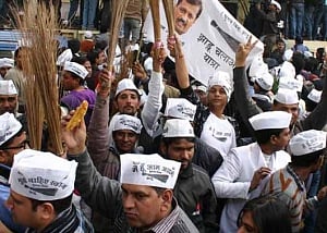 AAP workers protest outside Jaitley's Delhi residence
