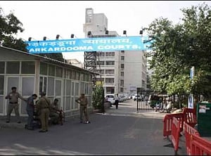 Gangsters gun down policeman in Delhi court