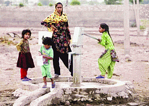 Adopt MP's SMS solution for defunct hand pumps: Centre to other States