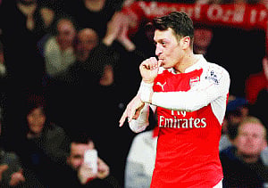 Arsenal go atop table