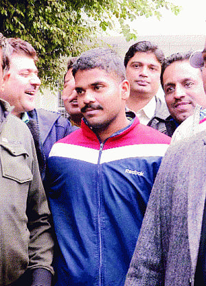 Air Force official held for spying for Pakistan