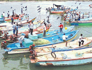 29 TN fishermen detained by lankan navy