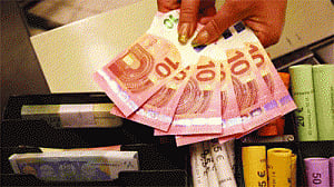 Euro down after Draghi gives another stimulus hint