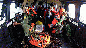 AirAsia QZ8501: Search teams 'find two large objects'