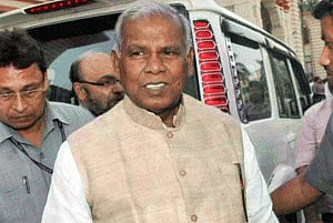 Shoe hurled at Bihar CM Manjhi