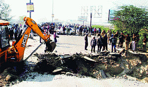 NH 24 cave-in ties Gzb-Delhi traffic in knots