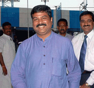 Pradhan rings up VIPs with request to give up subsidised lPG