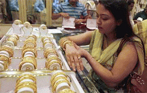 Gold extend gains on wedding season demand; global cues