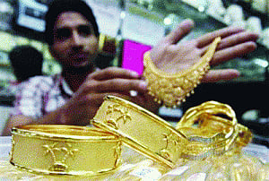 Gold continues to glitter, 5-months high at Rs28,500