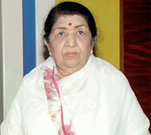 lata pays tributes to Netaji Bose, Bal Thackeray