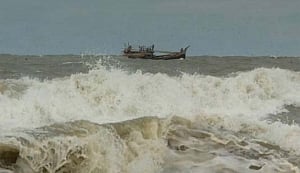 Bangladeshi trawler with 100 on board sinks, many rescued