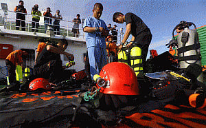 Indonesia resumes search for AirAsia crash victims