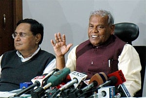 Manjhi meets Modi, rules out quitting; Nitish to parade MlAs