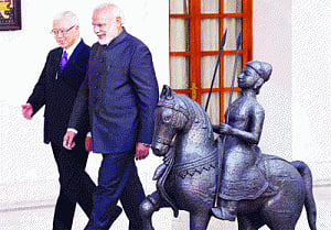 PM holds extensive talks with Singapore President