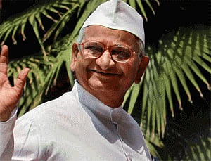 Hazare congratulates Kejriwal, attacks Modi govt
