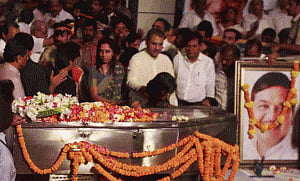 Thousands bid adieu to R R Patil